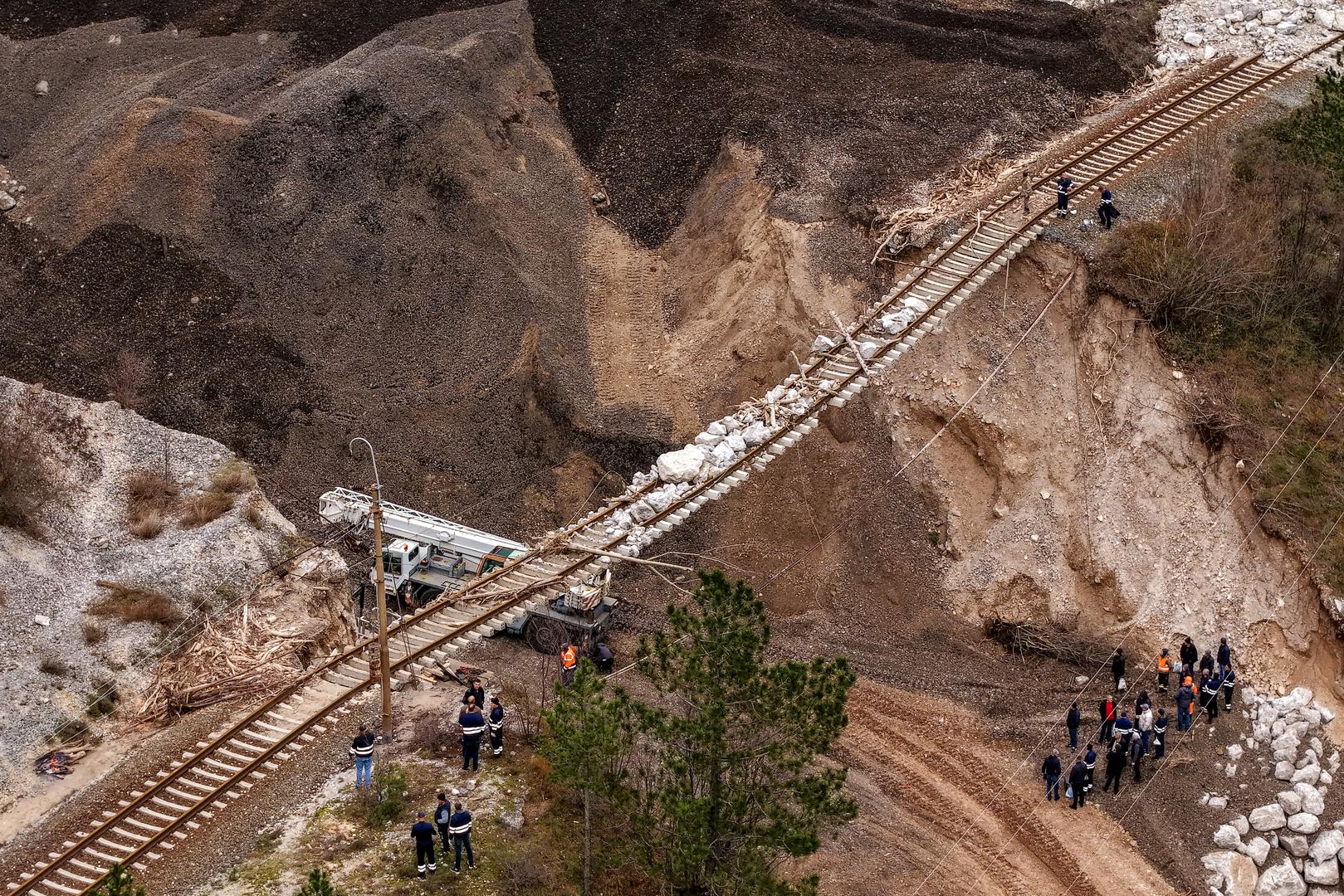 Pruga je uništena i ruta nije u funkciji, a federalnoj vlasti trebala su gotovo dva mjeseca da počnu poduzimati konkretne poteze u smislu sanacije i to nakon brojnih prosvjeda.