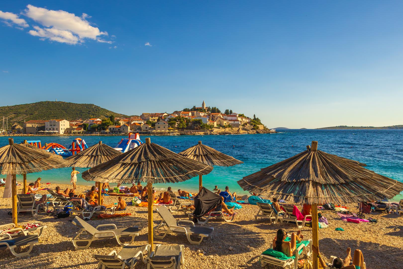 Plaža Raduča Mala u Primoštenu: Hrvatska je uvijek popularna kao destinacija za odmor - i to s dobrim razlogom. Ovaj popis, međutim, predlaže zaobilaženje Dubrovnika ili Hvara i odlazak u daleko manje popularan Primošten. Smješten u Dalmaciji, samo 30 minuta vožnje automobilom od šibenske zračne luke, odlično je odredište za ljubitelje sunca i mora. Plaža Raduča Mala jedna je od najdužih u cijeloj Hrvatskoj s čak dva kilometra. Njegov zlatni pijesak i kristalno plava voda obrubljeni su barovima i restoranima u kojima možete kušati najbolju hranu koju nacija može ponuditi - poput crnog rižota i punjenih paprika. Aktivnosti na vodi također su ovdje iznimno popularne. 