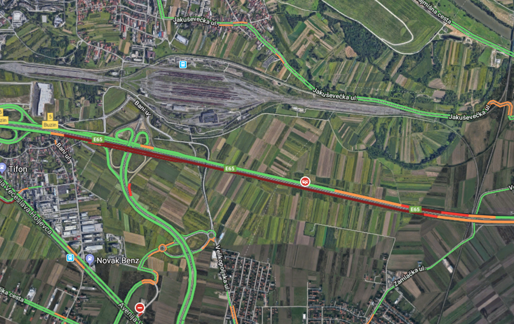 Zbog prometne nesreće u kojoj je sudjelovalo više vozila na zagrebačkoj obilaznici (A3) između čvorova Buzin i Kosnica, u smjeru Lipovca kolona je oko 2 km, javlja HAK.