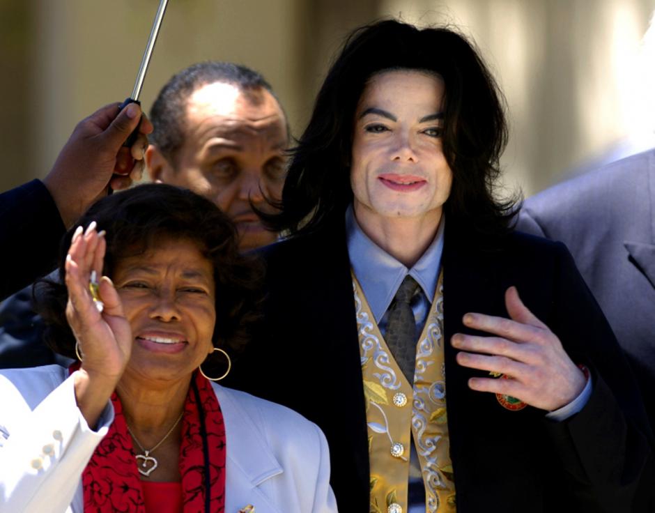 'Michael Jackson departs the Santa Barbara County Courthouse with his mother Katherine (L) and father Joe (2nd L) after testimony in his child molestation trial in Santa Maria, California in this May 