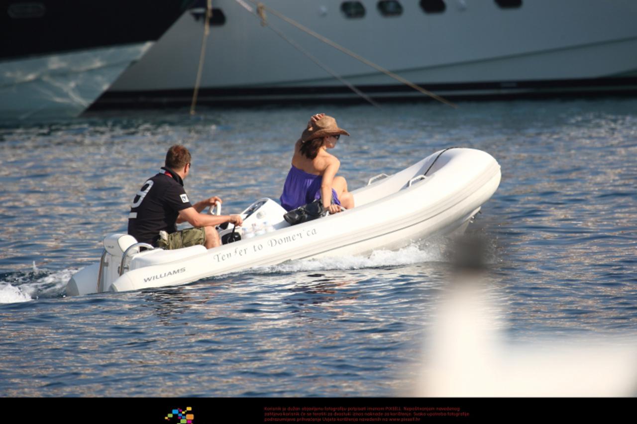 '30.07.2009..Hvar,Hrvatska - Hrvoje Krstulovic i Branka Bebic dosli su s gumenjakom sa svoje jahte Domenica koja je na sidru negdje na paklenim otocima do grada Hvara  na rucak i opskrbu. Branka je bi