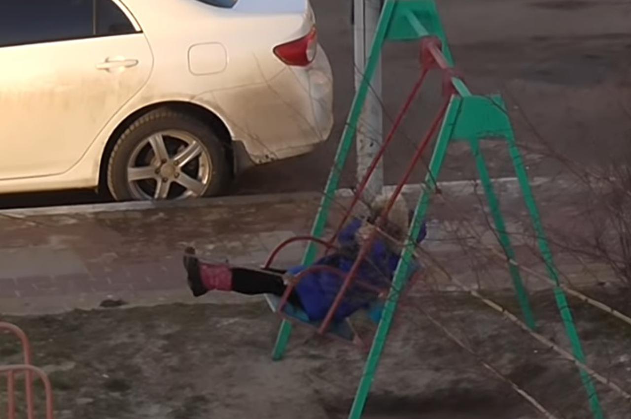 djevojčica na ljuljačci