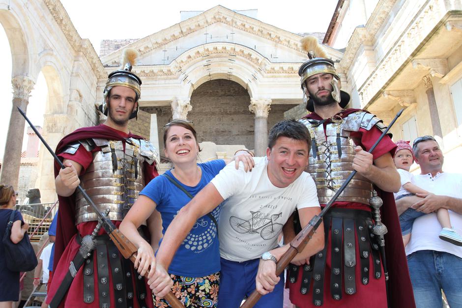 25.07.2015., Split - Clanovi Dioklecijanove straze Karlo Gaspar i Marin Titilic. Veseli turisti iz Poljske zarucnici Joanna i Tom odusevljeno su se slikali s Dikoklecijanovim strazarima. Photo: Miranda Cikotic/PIXSELL