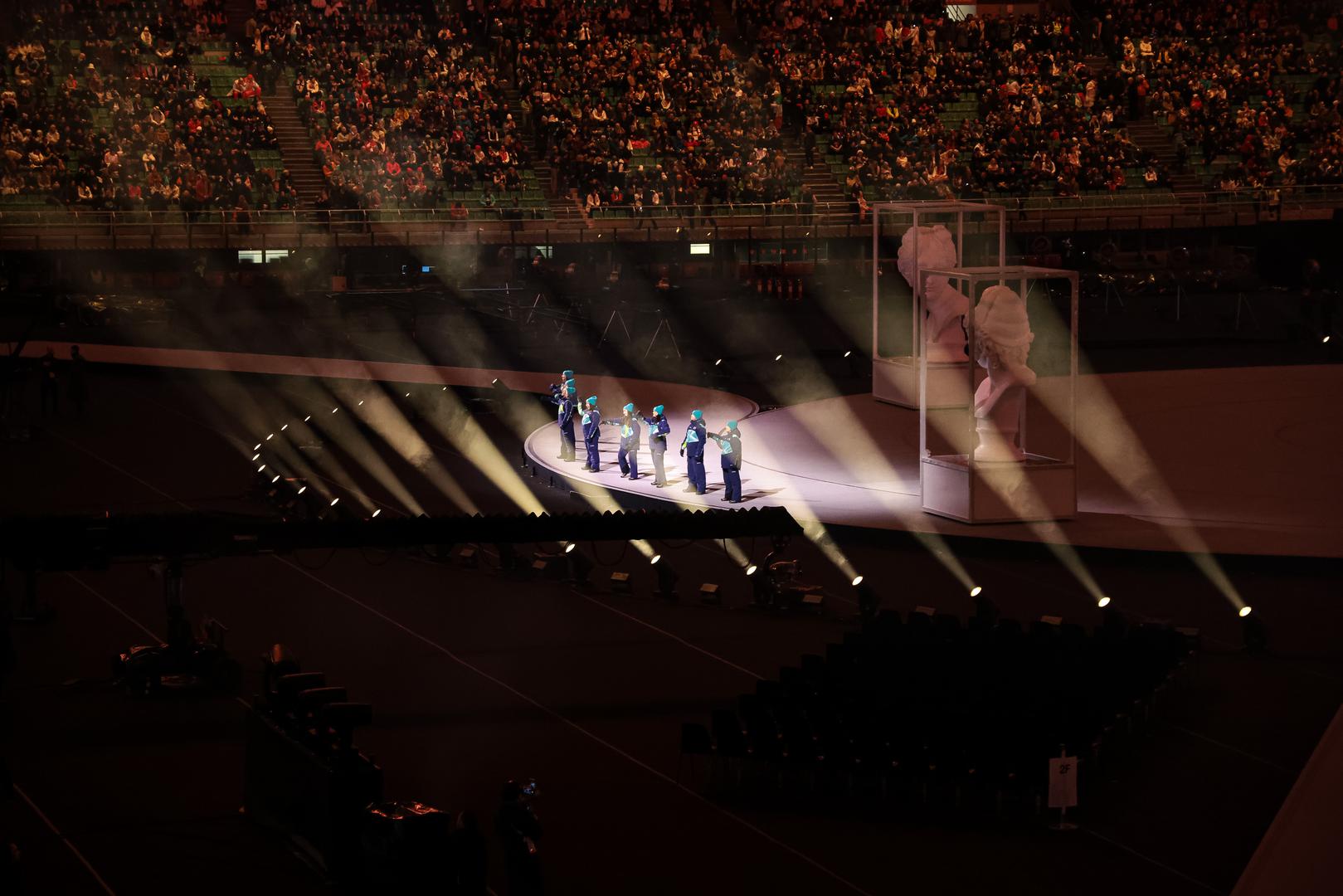 Ove Igre ostat će upisane u povijest zbog velike geografske udaljenosti borilišta, a tu jedinstvenost prati i sama ceremonija. Dok se glavni program odvija u Milanu, paralelne svečanosti održavaju se u Cortini d’Ampezzo, Livignu i Predazzu.