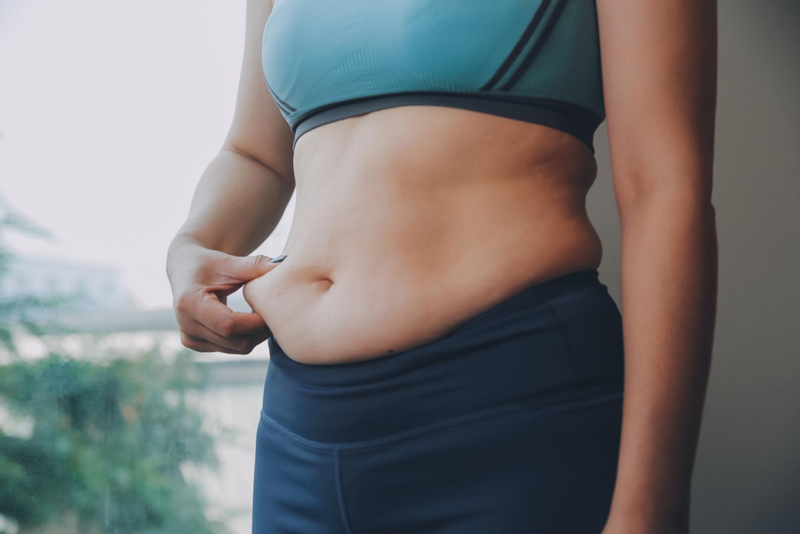 Iako ne postoji prehrana ili vježba kojom možemo ciljano 'skinuti' masnoću samo s trbuha, ukupni gubitak suvišnih kilograma obično dovodi i do smanjenja opsega struka. Stručnjaci za Johns Hopkins Medicine izdvajaju nekoliko navika koje mogu pomoći u smanjenju tjelesne i visceralne masnoće te dugoročnom očuvanju zdrave težine.