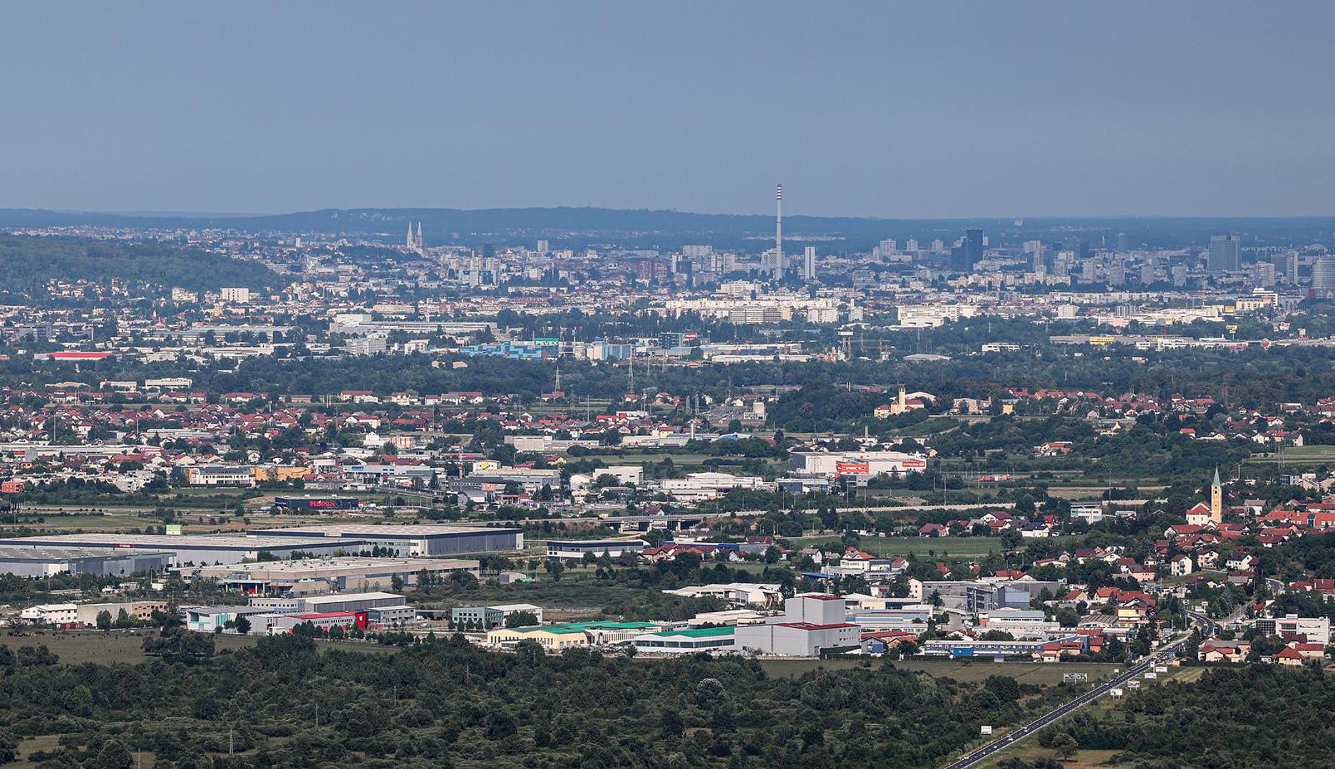 Samobor: Samobor funkcionira zato što je dovoljno blizu Zagreba, ali nije postao njegov produžetak. Umirovljenicima omogućuje pristup infrastrukturi glavnog grada i velikim bolnicama, uz život u manjem, zelenijem i mirnijem gradu.

