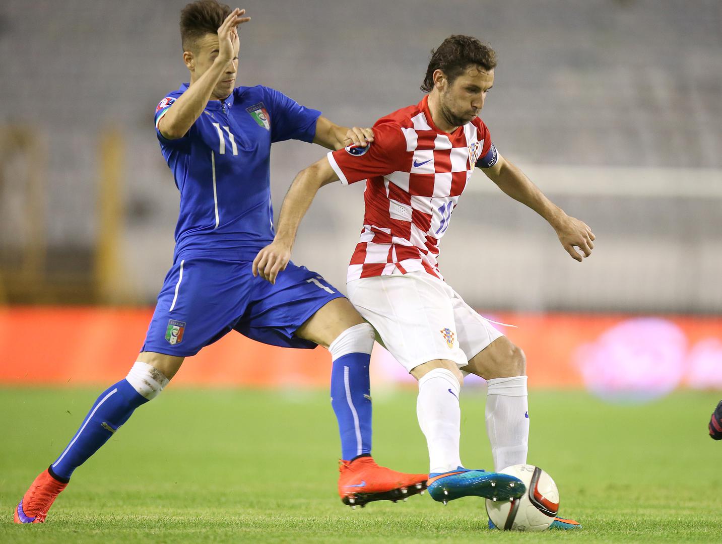 Na desnom beku bio je legendarni Dario Srna (42), koji je za Hrvatsku upisao ukupno 134 nastupa i 22 pogotka. Bivši kapetan hrvatske reprezentacije, Hajduka, Šahtara i Cagliarija, danas je sportski direktor u Šahtaru i trener s Uefinom PRO licencom. 