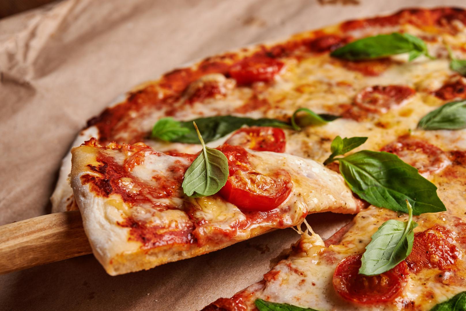 4. PIZZA - Pizza je omiljena studentska hrana, ali postoji puno zdravih recepta za pizze koje su jednako fine i jednostavne za pripremanje. Napravite tijesto od tikvica, mini pizzu s patlidžanom ili gljivama, a možete napraviti i svoje tijesto od cvjetače kako biste dodali povrće u prehranu i smanjili unos ugljikohidrata.