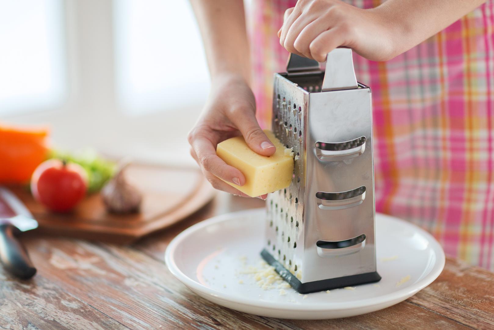 Svaka od tih bakterija može uzrokovati različite zdravstvene probleme. Na primjer, infekcije salmonelom mogu uzrokovati grčeve u trbuhu, povraćanje, proljev i groznicu. Simptomi se mogu pojaviti između šest sati i šest dana nakon konzumacije i trajati do tjedan dana. E. coli može uzrokovati različite oblike gastroenteritisa, uključujući hemolitičko-uremički sindrom, čiji simptomi uključuju krvavi proljev, grčeve u trbuhu i povraćanje. U ekstremnim slučajevima može doći do zatajenja bubrega. Najveći rizik od E. coli imaju djeca i stariji ljudi.