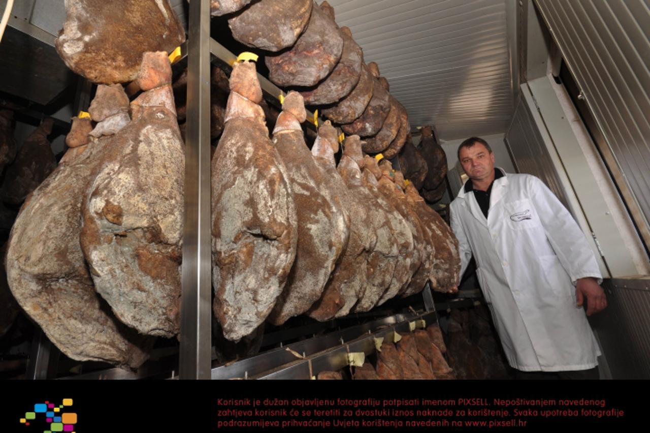 '23.02.2012., Tinjan - Poznati istarski prsutar Mladen Dujmovic sa svojim prsutima, koji svakom gurmanu pruzaju pravi uzitak u konzumaciji. Photo: Dusko Marusic/PIXSELL'