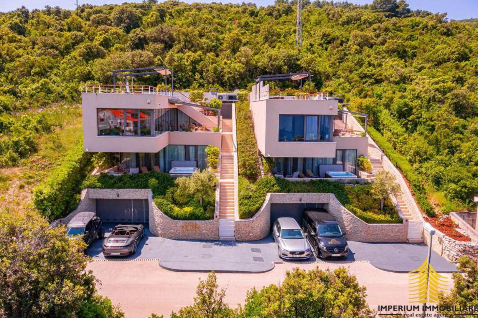 Svaka vila u objektu sadrži osam soba raspoređenih na katovima te nudi luksuzne sadržaje koji uključuju privatni grijani bazen na krovu, više vanjskih terasa i podno grijanje. 