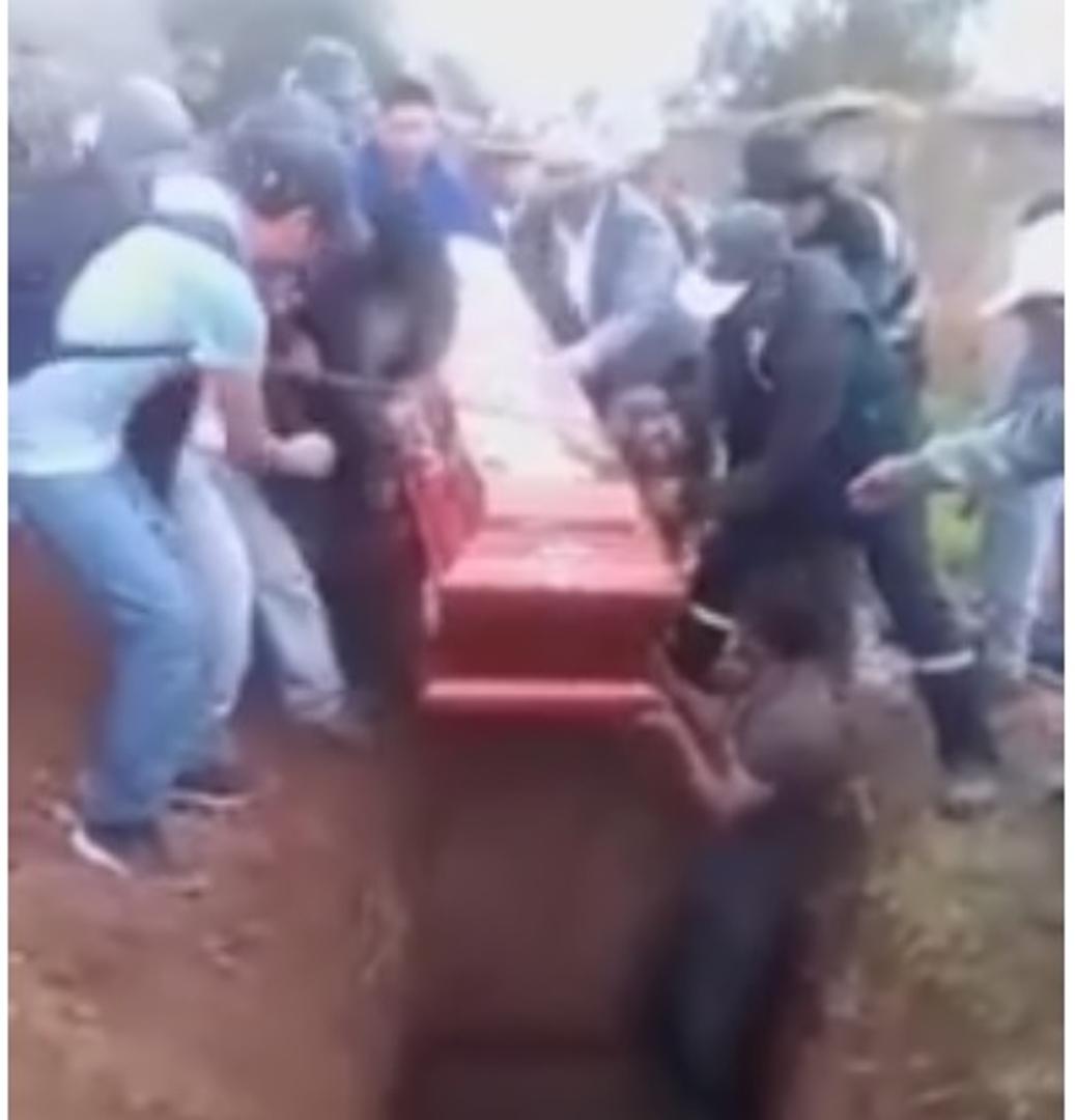 Snimka pogreba iz Perua proširila se internetom zbog bizarne nezgode koja se dogodila nosaču lijesa. Naime, tijekom spuštanja lijesa u grob, nosač je pao zajedno s njim u grob.