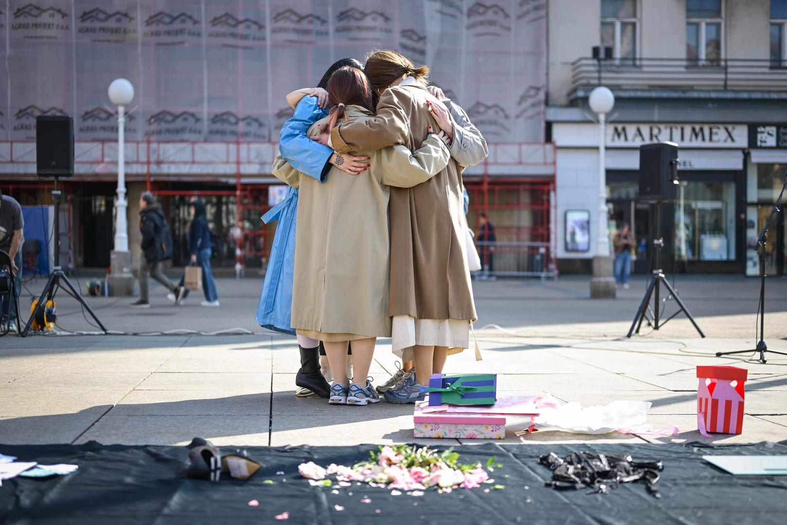 Završni dio performansa uključio je zborsku izvedbu feminističkih gangi, reinterpretaciju tradicionalne vokalne forme koja u ovom kontekstu postaje glas zajedništva, otpora i međusobne podrške. Nakon završne izvedbe sudionice mirno napuštaju prostor, ostavljajući za sobom simboličan trag kolektivnog glasa u samom središtu grada