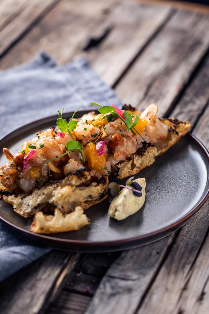 Tatarski od tigrastih kozica, chutney od manga, ulje od bosiljka, pesto od sušenih rajčica, čips od češnjaka, tostirana focaccia (2)