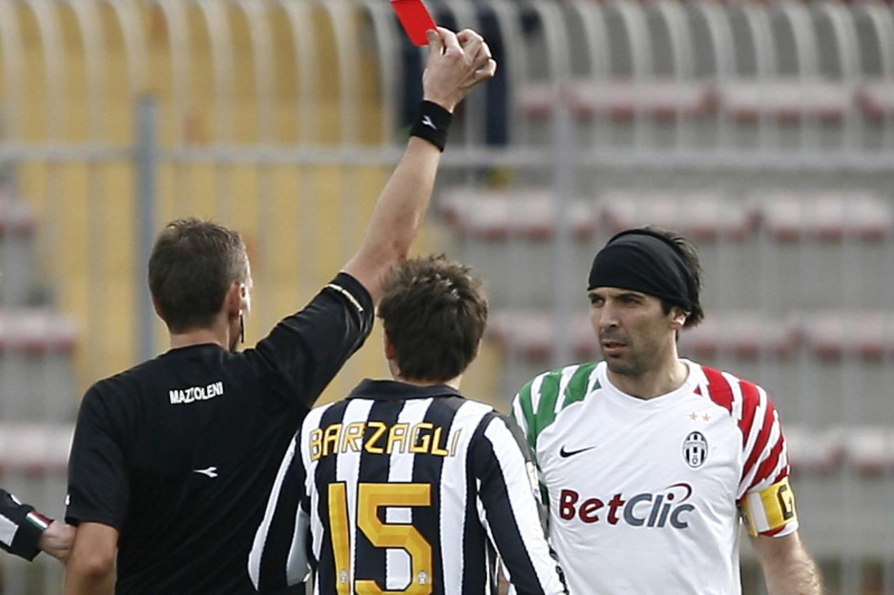 \'Italian referee Mazzoleni (L) hands a red card to Juventus\'s goalkeeper Gianuigi Buffon during their Serie A football match against Lecce at the Via del Mare Stadium in Lecce on February 20, 2011. 