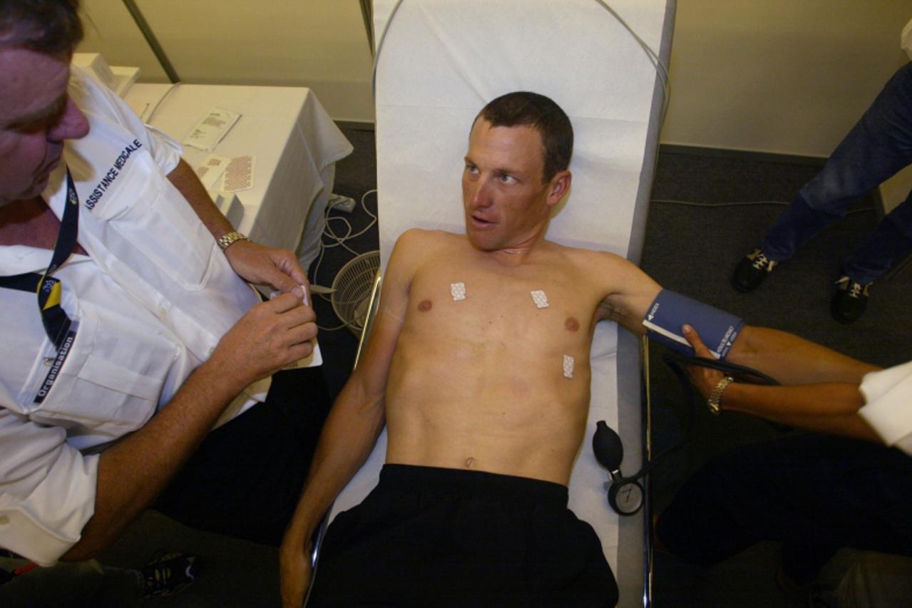 'US Lance Armstrong (C) (US Postal/USA) undergoes the traditional medical check-up with Tour de France\'s doctor Gerard Porte  before the start of the 90th Tour de France, 03 July 2003 at the Parc des