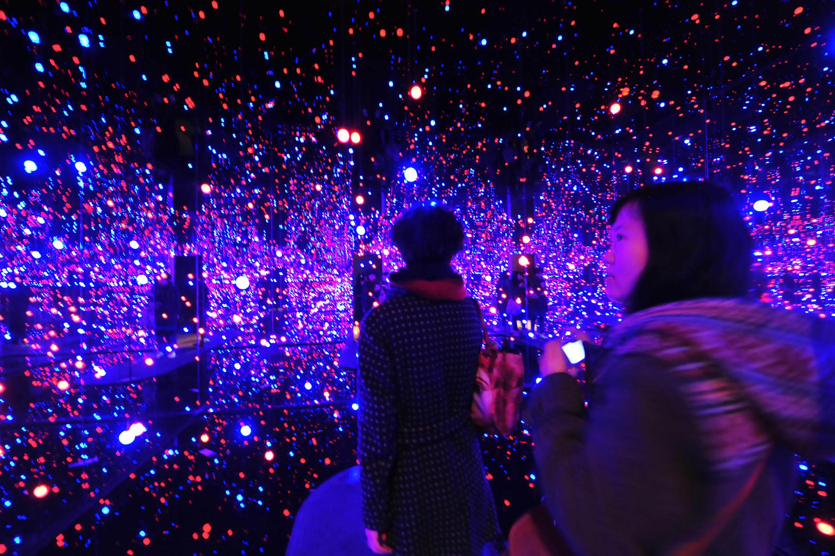 Stvarala je i nevjerojatne prostorne instalacije poznate kao "Infinity Mirror Rooms"