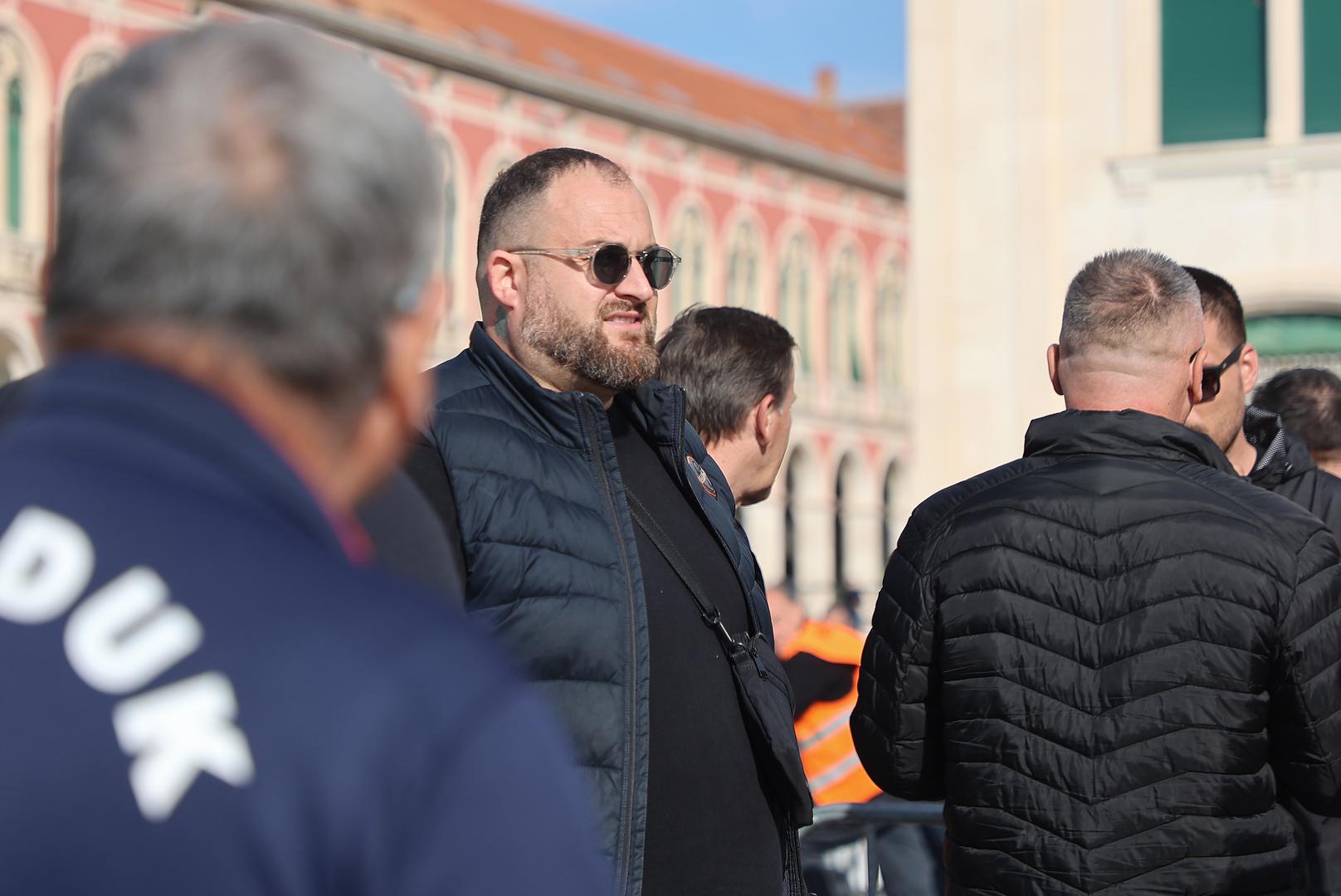 Na početku prosvjeda pozvali su na dostojanstvo prilikom prosvjeda kao i na domoljublje. Pustili su i hrvatsku himnu.