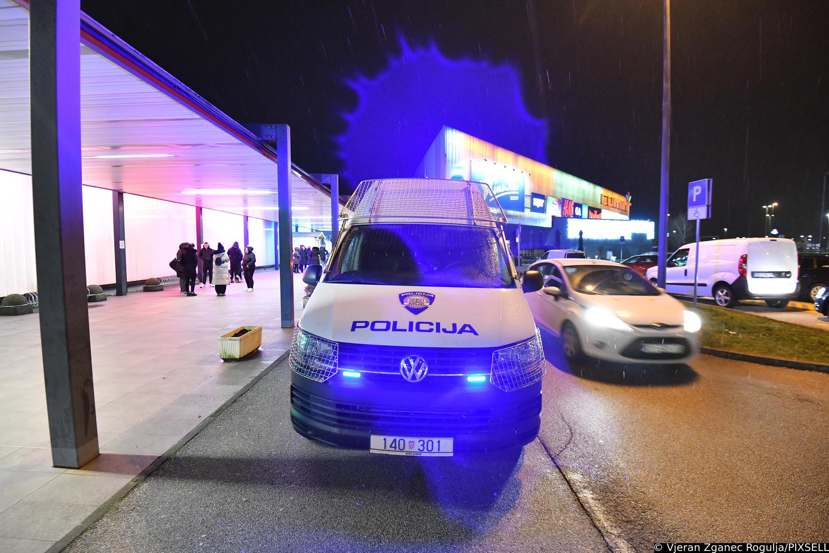 Trgovački centar Lumini u subotu navečer evakuiran je nakon što je policija dobila dojavu o eksplozivnoj napravi.