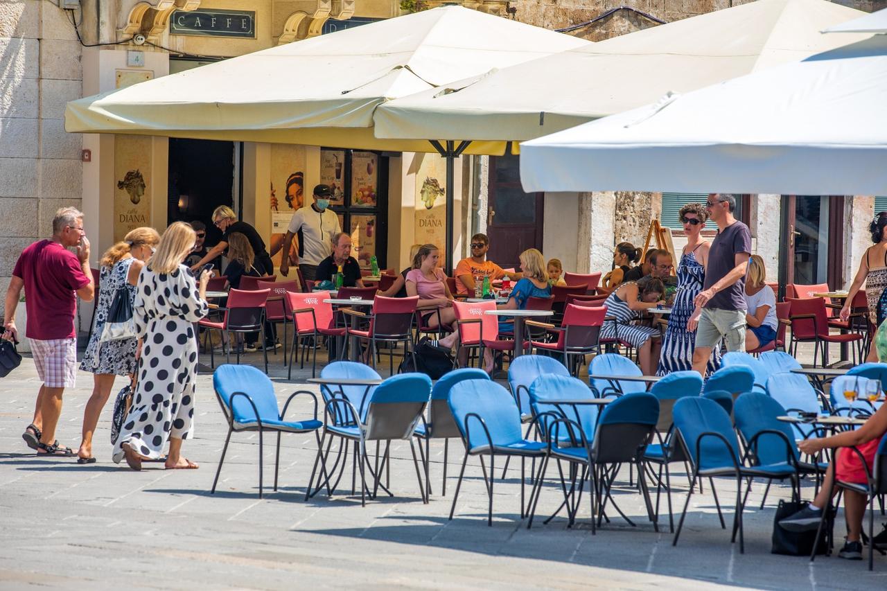 Od danas noćni klubovi, barovi i kafići smiju raditi samo do ponoći