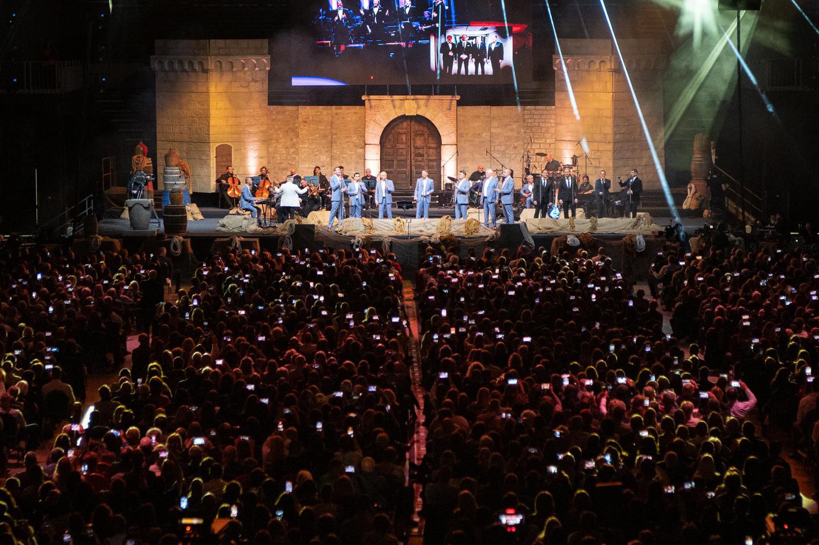 Premijer Andrej Plenković bio je u prvom redu, uz Gordana Jandrokovića koji je stigao sa suprugom Sonjom, Davora Božinovića sa suprugom Jasnom, Branka Bačića i drugih.