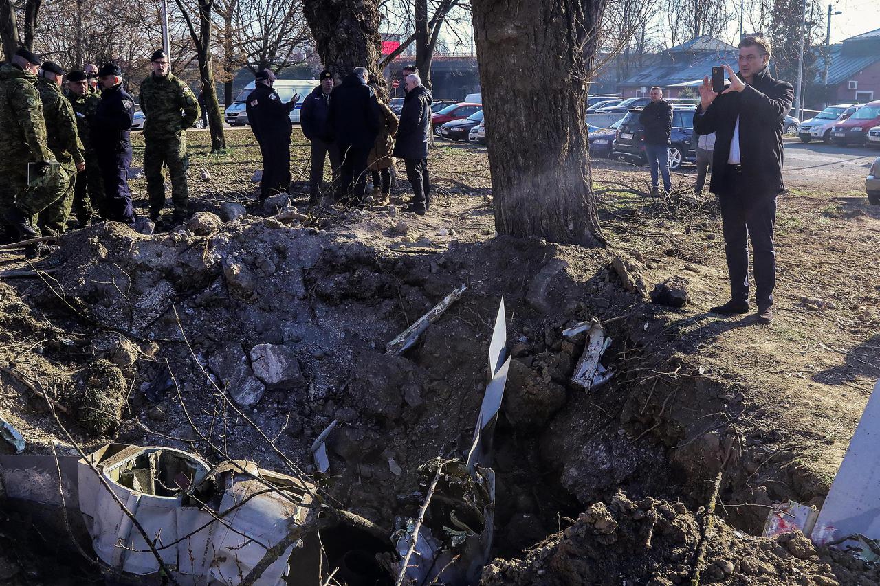 Zagreb: Premijer Andrej Plenković i  nadležni članovi Vlade obišli su mjesto pada besposadne letjelice