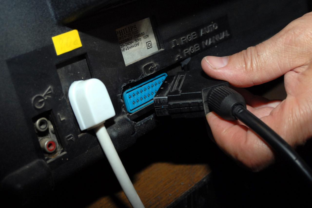 \'nedjelja-23.06.10-slavonski brod -hrvatska -  rn:vuvuzele-televizor se sa uredjajem spaja pomocu skarta ili tzv.chinc prikljucka Photo: Ivica Galovic/PIXSELL\'