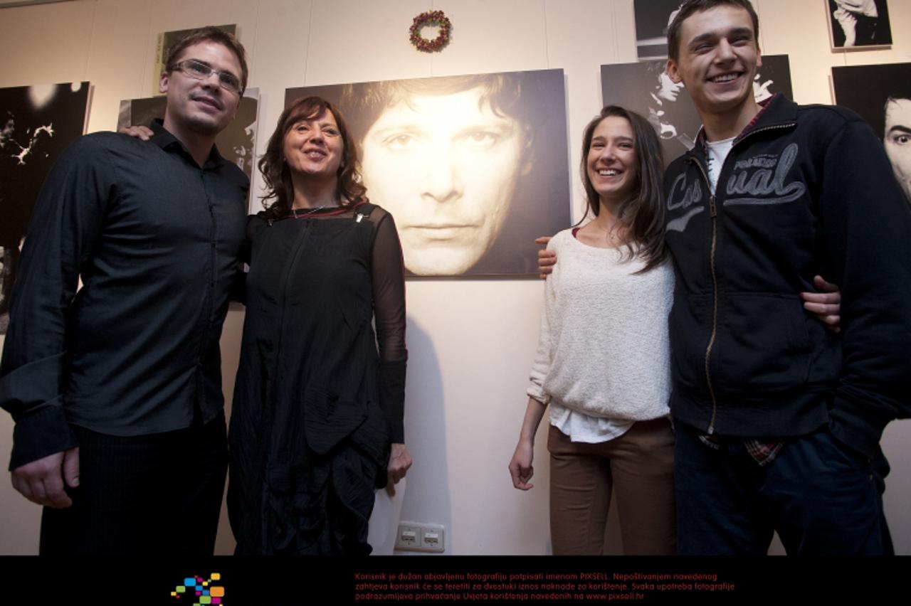 '16.04.2012., Zagreb - Izlozba kazalisnih fotografija glumca Ivice Vidovica povodom godisnjice njegove smrti. Luka, Filip, Ana i Gordana Gazdic. Photo: Daniel Kasap/PIXSELL'