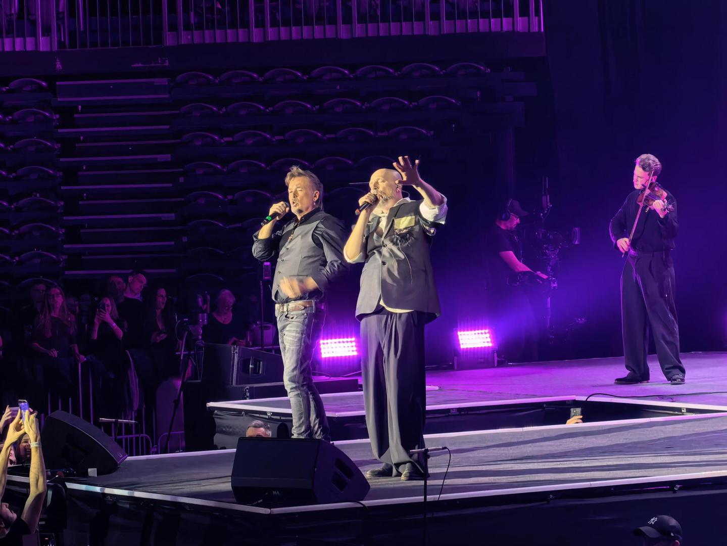 Damir Urban i njegova Četvorka održali su  večeras nezaboravan koncert u prepunoj Areni Zagreb pod nazivom "Nitko osim nas".
Urban&4, uz pratnju gudačkog kvarteta, proslavili su tri desetljeća zajedničkog rada, prijateljstva i glazbe, ističući povezanost s publikom koja traje preko četiri desetljeća.