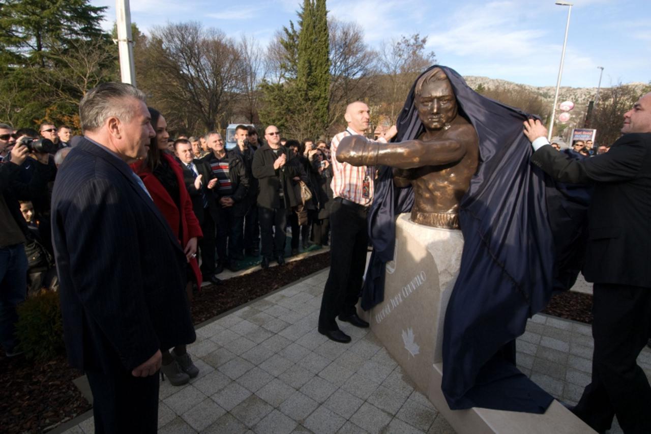 'bih...ljubuski...18.12.2010...spomenik boksackoj legendi george jure chuvalo foto:zoran grizelj vecernji list'