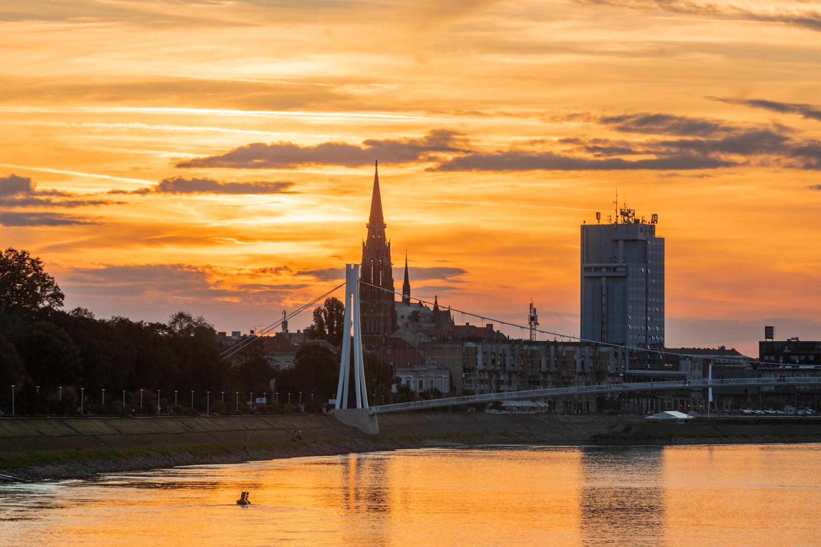 T-online izdvojio je pet hrvatskih destinacija koje preporučuje putnicima u potrazi za autentičnijim doživljajem zemlje. Prvi na popisu je Osijek, najveći grad istočne Hrvatske, koji njemački portal opisuje kao spoj barokne arhitekture, zelenih površina i tradicionalne slavonske gastronomije. Posebno se izdvaja šetnja uz Dravu, odnosno poznata osječka Promenada, uz koju se nalaze brojni kafići i restorani. Turistima s djecom preporučuje se i posjet zoološkom vrtu i akvariju smještenima uz rijeku. Osijek se pritom predstavlja kao odredište za one koji žele spojiti kulturu, prirodu i opušteniji ritam, daleko od najprometnijih obalnih turističkih središta.