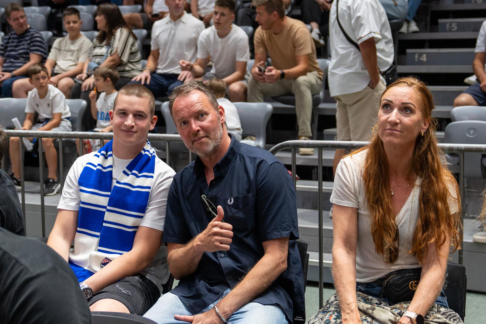 Sigurdsson je početkom godine privukao veliku pozornost nakon što su ga fotografi uhvatili u zagrljaju i poljupcu s Islanđankom Ási Ingi Þorsteinsdóttir. Sve se dogodilo nakon utakmice Hrvatske i Švicarske na Europskom prvenstvu, kada su domaći mediji raspisali da je riječ o njegovoj novoj djevojci s kojom je prohodao malo prije natjecanja.
