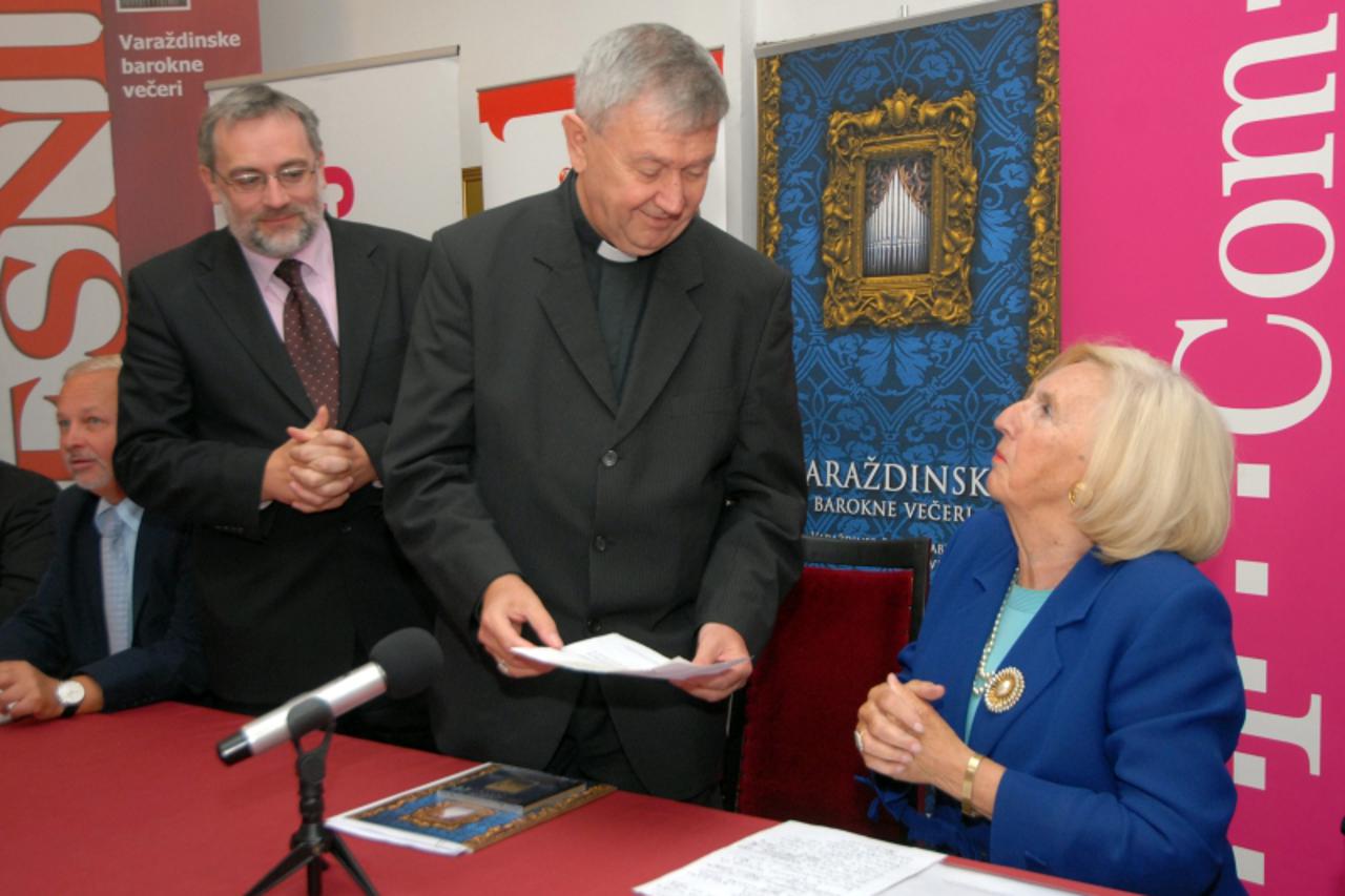 '22.09.2010., Gradska vijecnica, Varazdin, Princeza Ingrid de Frankopan donirala Varazdinskim baroknim vecerima 50.000 kuna. Donaciju je uruciila direktoru VBV-i Davoru Bobicu i biskupu Josipu Mrzljak