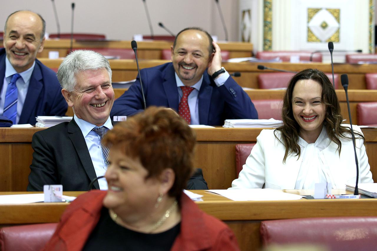 16.06.2016., Zagreb - Dok cekaju pocetak rasprave o opozivu premijera Oreskovica zastupnici se zagrijavaju raspravom o Prijedlogu zakona o izmjenama i dopunama Zakona o obveznom zdravstvenom osiguranju. Juro Martinovic, Ivan Lovrinovic, Ivica Misic, Ruzic