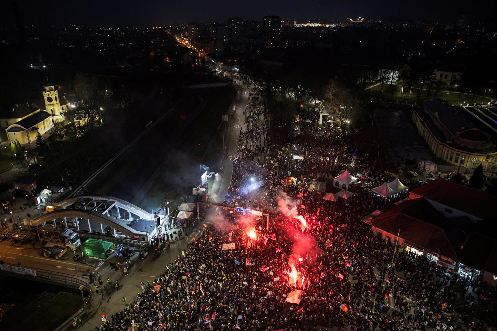 Demonstrators light flares during a protest over the fatal November 2024 Novi Sad railway station roof collapse, in Kragujevac, Serbia February 15, 2025. REUTERS/Marko Djurica Photo: MARKO DJURICA/REUTERS