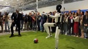 VIDEO Robot pucao, on branio: Vučić zaigrao nogomet s humanoidnim robotom i najavio vojnu primjenu