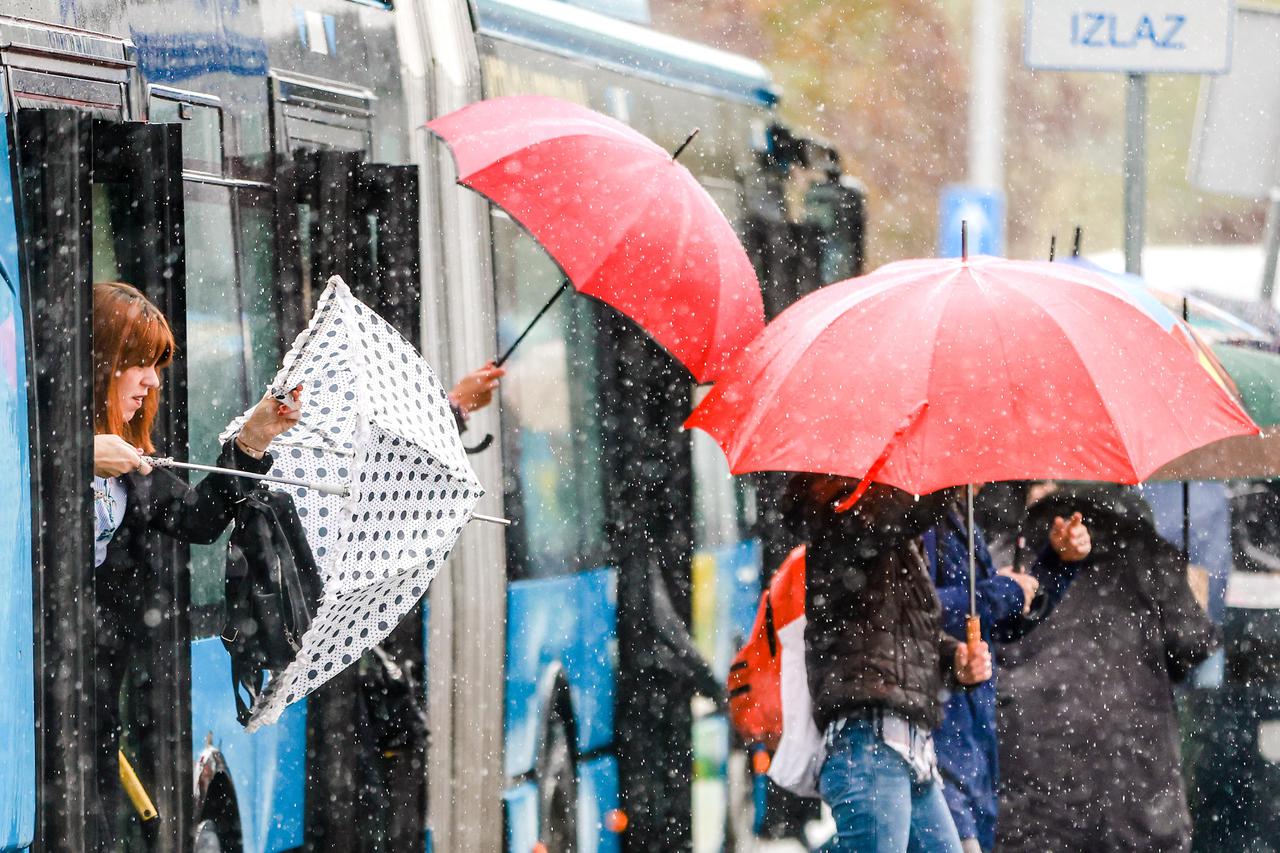 Zagreb: Kiša i dalje neumorno pada