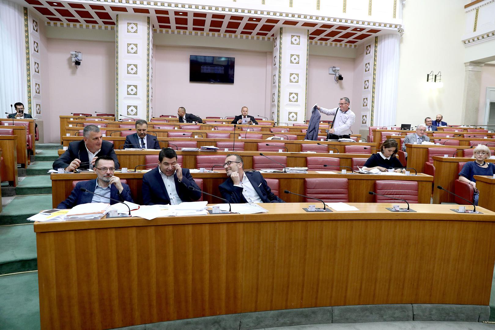 Još nekoliko zastupnika došlo je u međuvremenu, ali dvorana je i dalje ostala slabo popunjena.