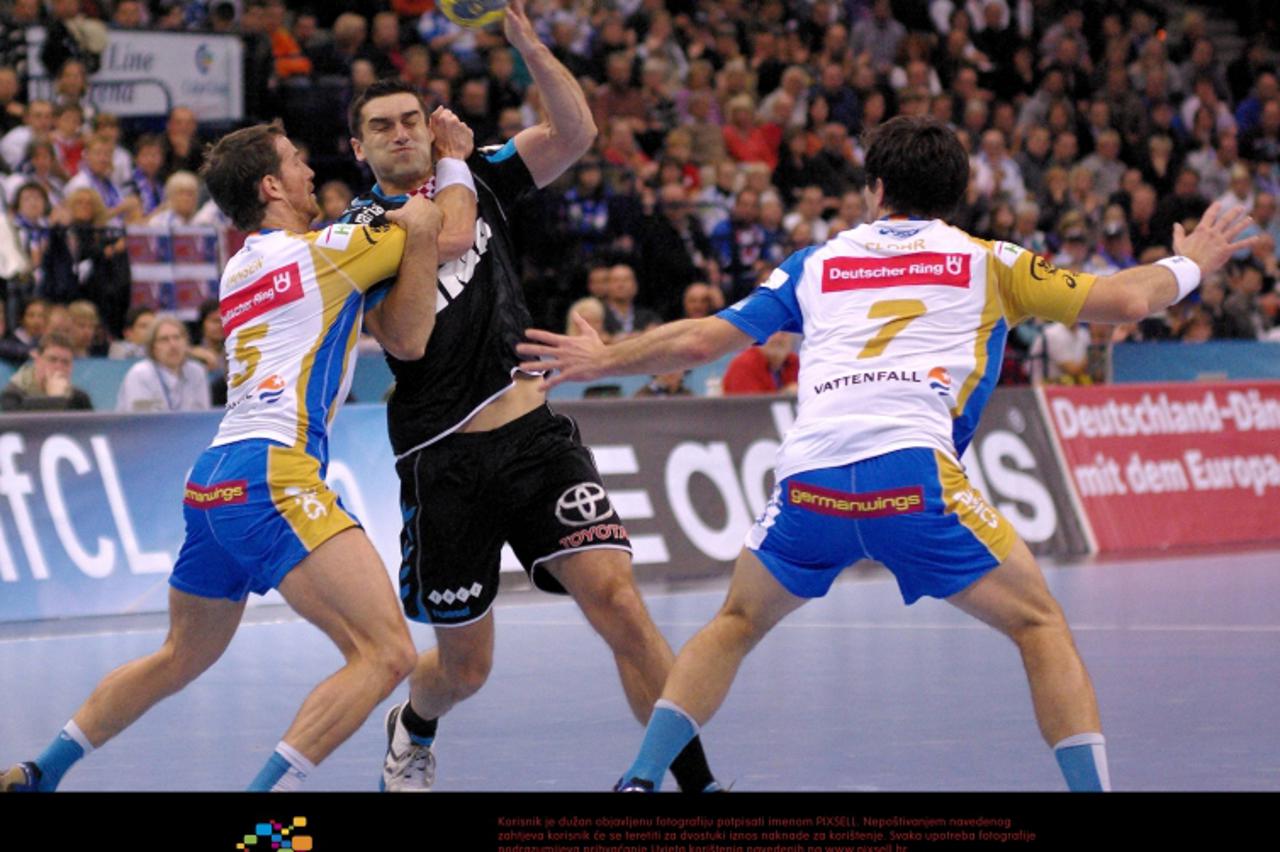 'EHF CL 09/10 Gruppenphase Gruppe C  HSV Hamburg - HC Croatia Osiguranje-Zagreb  Torsten Jansen (#5, Hamburg, links), Kiril Lazarov (#7, Zagreb, Mitte), Matthias Flohr (#7, Hamburg, rechts)   Foto U\\