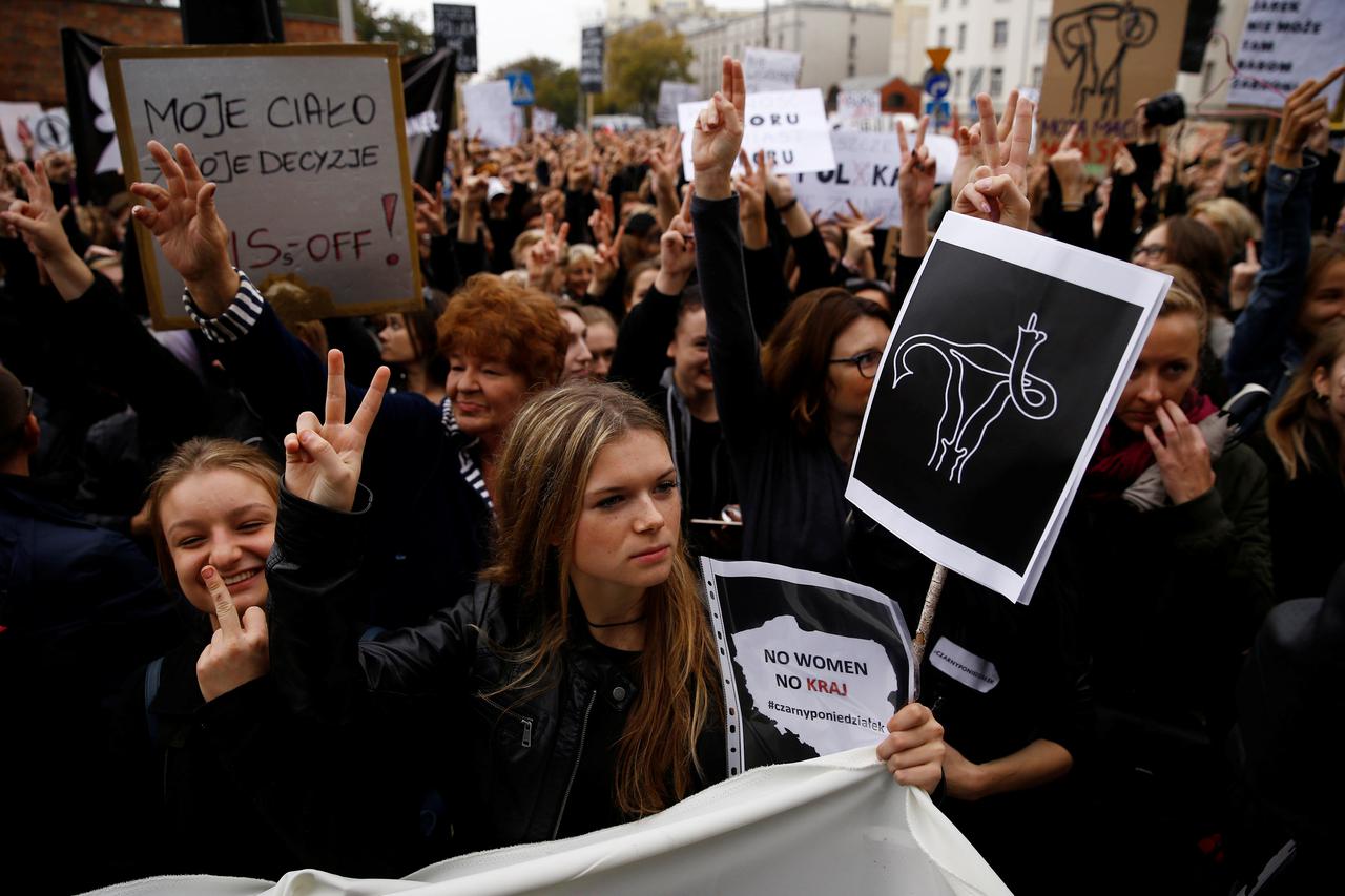 Poljakinje prosvjeduju protiv gotovo potpune zabrane pobačaja