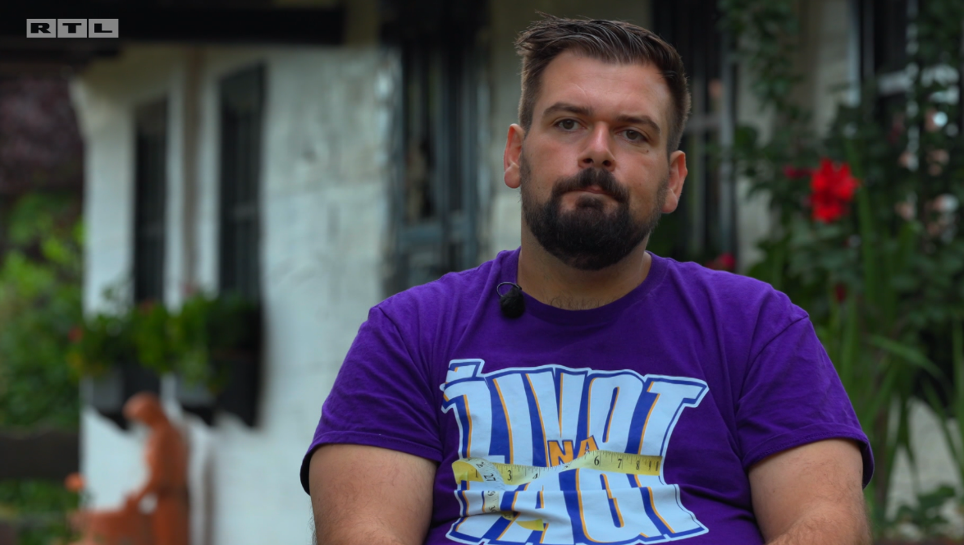 Šarić ima 32 godine, dolazi iz Dugog Sela i fizioterapeut je. Otac je četvero djece, a supruga i on očekuju i petu bebicu. 