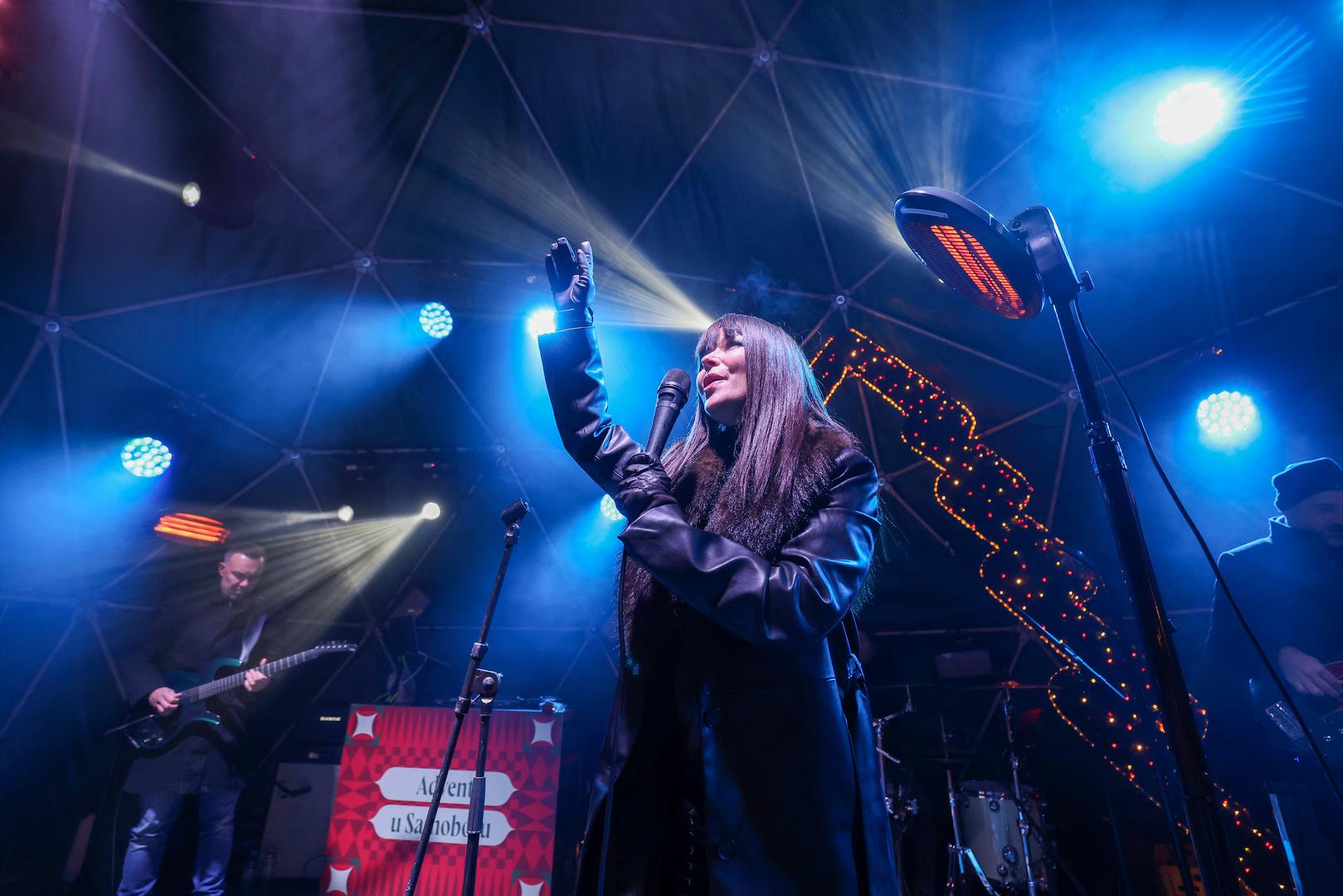 Ošišala je šiške koje joj savršeno uokviruju lice te izgleda senzacionalno kao nikada do sada.