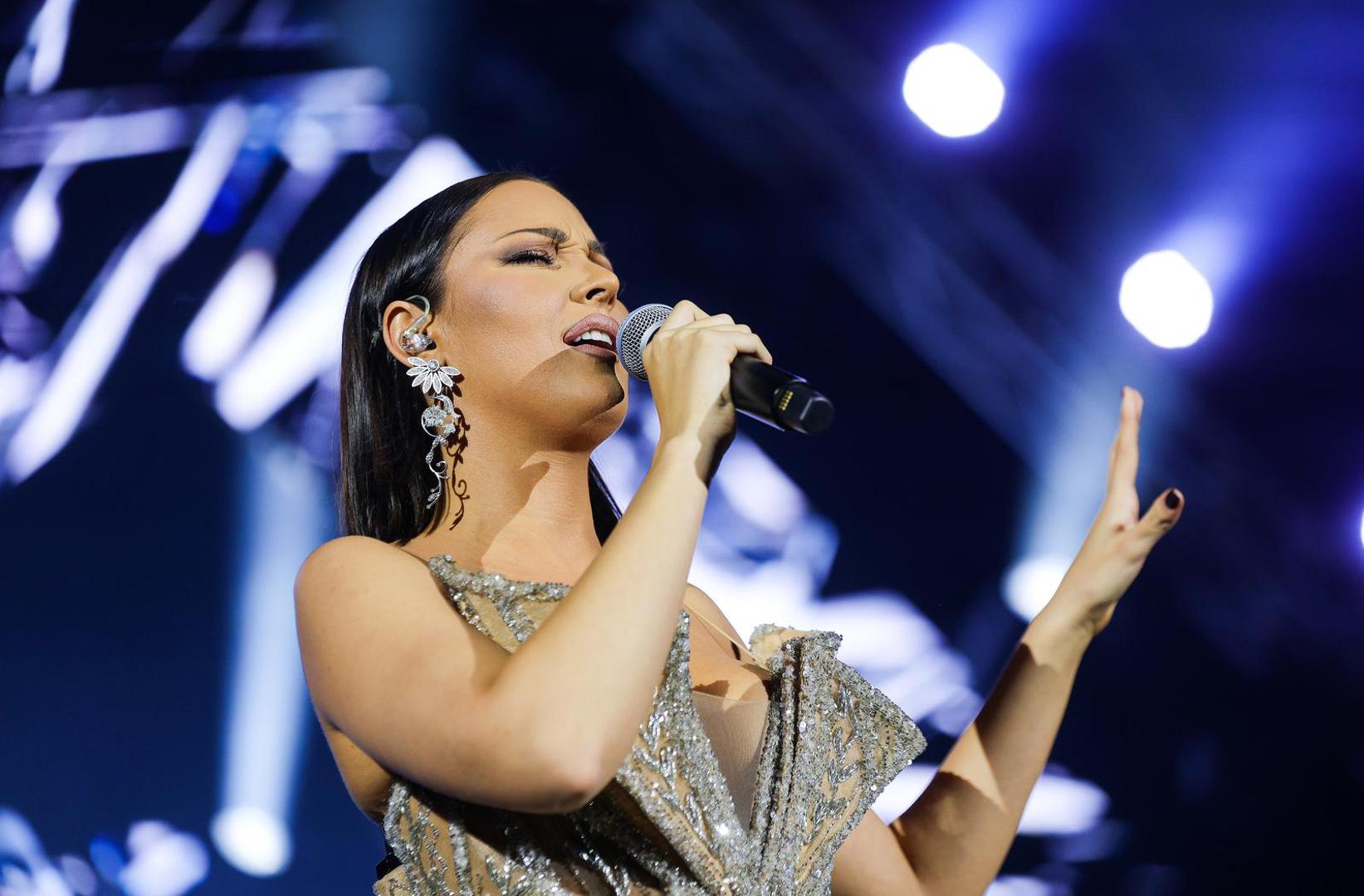 - Moram priznati da imam ogromnu tremu, ali jako sam sretna i hvala vam što ćemo se družiti pet dana zaredom. Želim vam da uživate večeras i da pjevamo svi zajedno što glasnije - rekla je Aleksandra. 