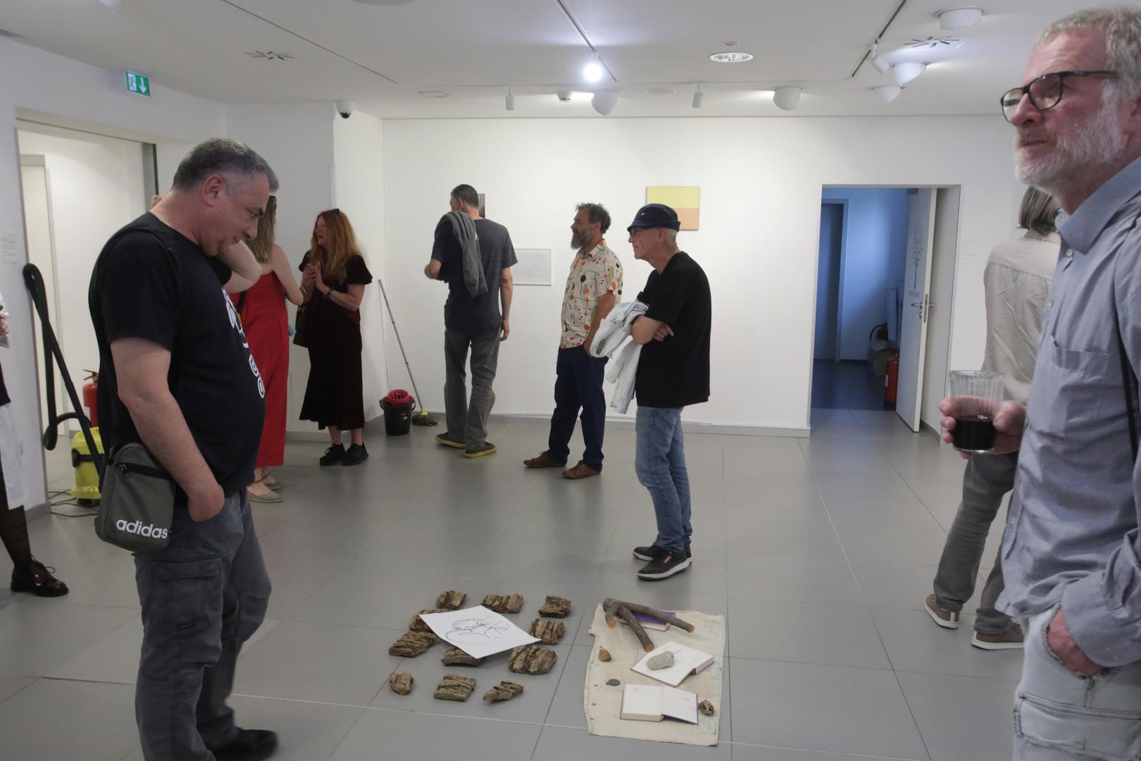 Smještena uz šetnicu u uvali Lapad, unutar prostora koji posljednjih godina ubrzano gubi obrise nekadašnjeg mediteranskog pejzaža pod pritiskom turistifikacije i megaobjekata u izgradnji, galerija Flora postupno se oblikovala kao mjesto zajedničkog rada, boravka i umjetničkog prepoznavanja. Upravo iz takvog iskustva prostora u nestajanju razvija se i atmosfera ove izložbe, obilježena melankolijom, prolaznošću i nesigurnošću suvremenog života.”