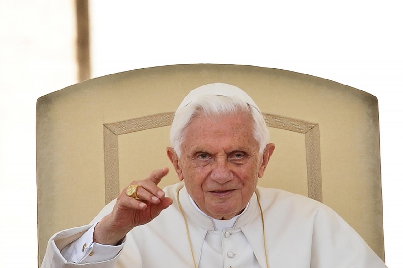 \'Pope Benedict XVI waves to the faithfuls gathered in St Peter\'s square at the Vatican, during his weekly general audience, on June 15, 2011.   AFP PHOTO / ANDREAS SOLARO\'
