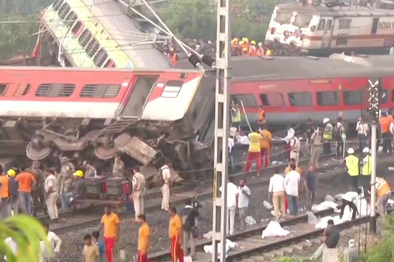 Velika tragedija u Indiji: U sudaru vlakova poginulo gotovo 300 ljudi
