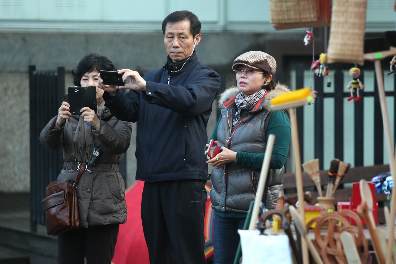 19.11.2014., Zagreb - Velika grupa turista prije 8 ujutro obisla je i fotografirala trznicu Dolac te katedralu.  Photo: Sanjin Strukic/PIXSELL