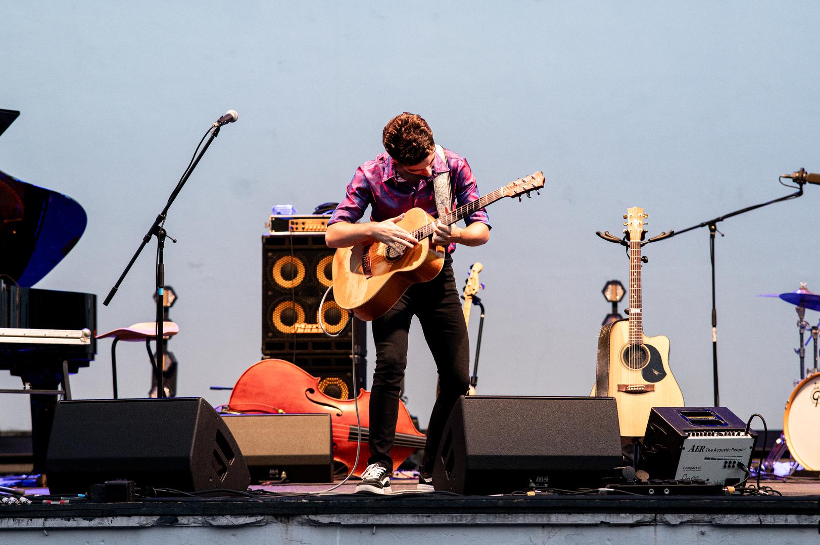 Uvod u Porterov nastup dao je mladi riječki gitarist Frano Živković koji je izveo nekoliko svojih skladbi i obrada