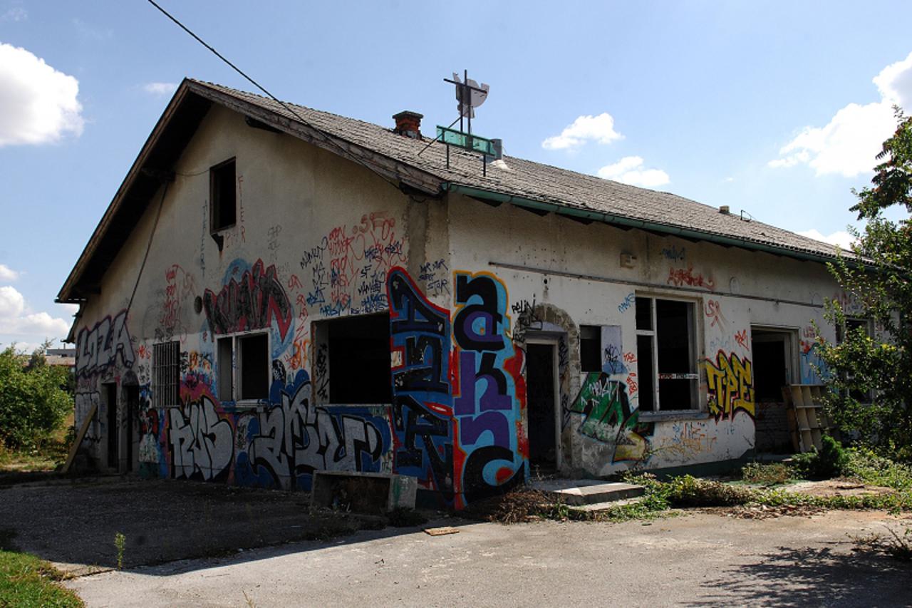 'za gradsku...07. 09. 2009. spansko/slavka batusica/napustena kuca izmedju vrtica i skole u kojoj se skupljaju narkomani snimio: zeljko hladika'