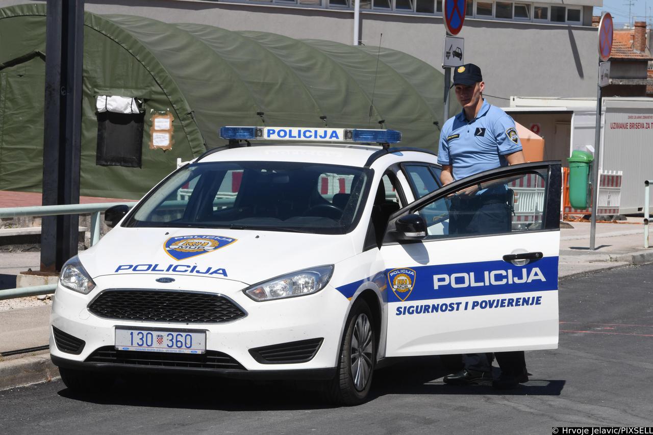 Veći broj policijskih službenika ispred  bolnice u Šibeniku nakon prometne nesreće 